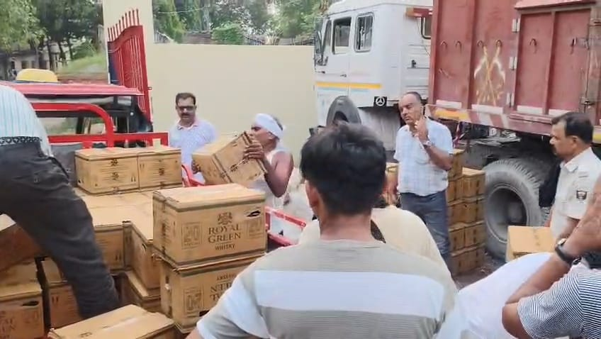 ऊपर यूरिया, नीचे करोड़ों की शराब... ट्रक का तहखाना खुला तो सामने आया तस्करी का बड़ा खेल 2 Image 64