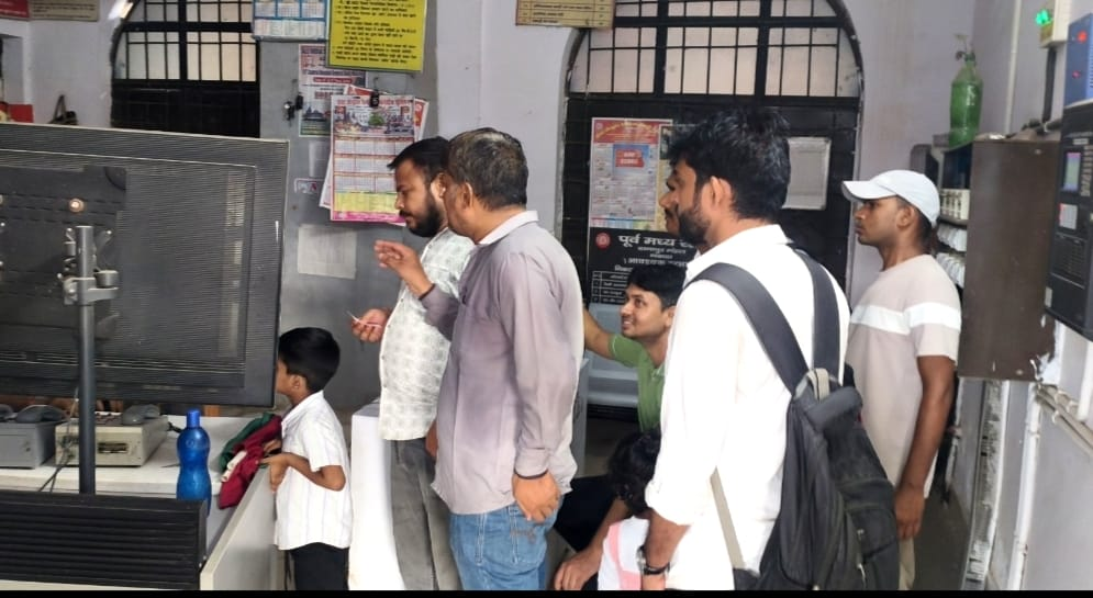नवादा-पटना पैसेंजर ट्रेन का इंजन फेल, चार घंटे तक स्टेशन पर फंसे रहे यात्री, टिकट वापसी की मांग 1 Image 80