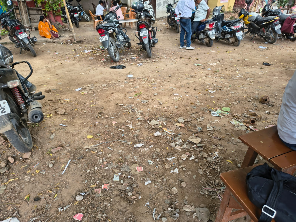 आरा समाहरणालय में लगा कचरे का अंबार, लोगों का आरोप- कर्मियों की मनमानी से नहीं हो रही नियमित साफ-सफाई 2 Image 87