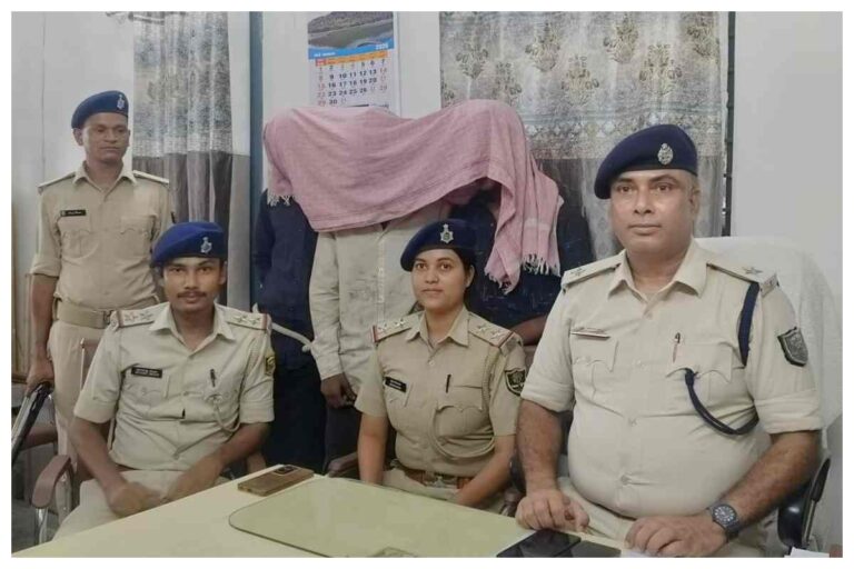 सोती महिला के गले से सिकड़ी खींच रहे थे चोर, शोर मचते ही तीनों धराए