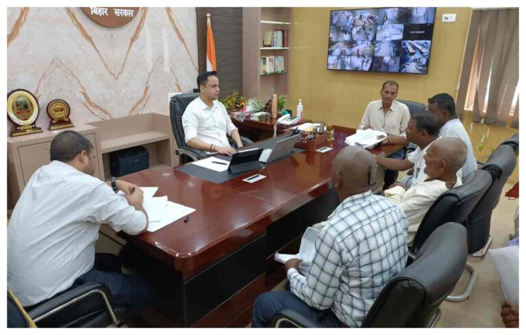 मधुबनी: डीएम का एक्शन मोड, विकास योजनाओं की समीक्षा कर अधिकारियों को लगाई फटकार