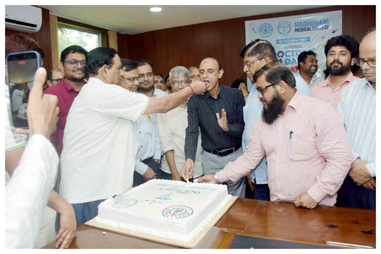 डॉक्टर दिवस पर मेडिकल कॉलेज में सम्मानित हुए चिकित्सक, मरीजों को बेहतर इलाज का लिया संकल्प