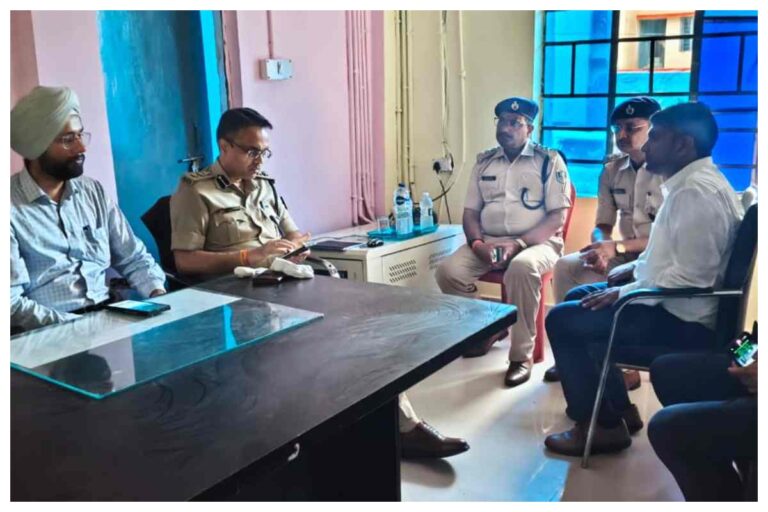 कानून से खिलवाड़ करने वाले सीधे जाएंगे जेल, कंगली में समीक्षा बैठक के बाद डीएम तरनजोत सिंह का संदेश