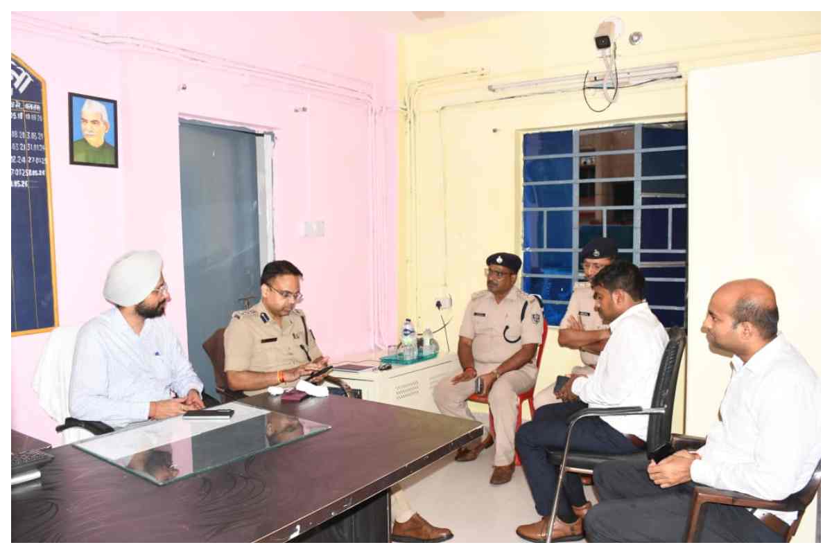 कानून से खिलवाड़ करने वाले सीधे जाएंगे जेल, कंगली में समीक्षा बैठक के बाद डीएम तरनजोत सिंह का संदेश 1 Motihari Liquor News Fake Family Up Car 60 Litres Foreign Liquor Seized 2