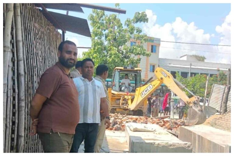 बरकुरवा में अतिक्रमण पर प्रशासन का बड़ा एक्शन, सरकारी जमीन पर चला बुलडोजर