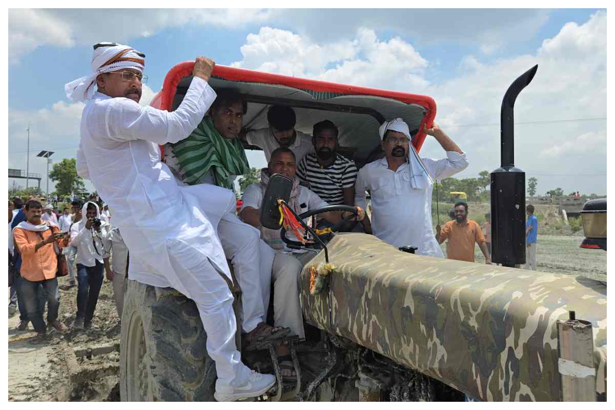 पिपराकोठी में किसान आंदोलन तेज, Rjd सांसद सुधाकर सिंह खुद ट्रैक्टर लेकर खेत में उतरे 1 Motihari News Piprakothi Water Park Land Dispute Rjd Mp Sudhakar Singh Tractor Protest 1