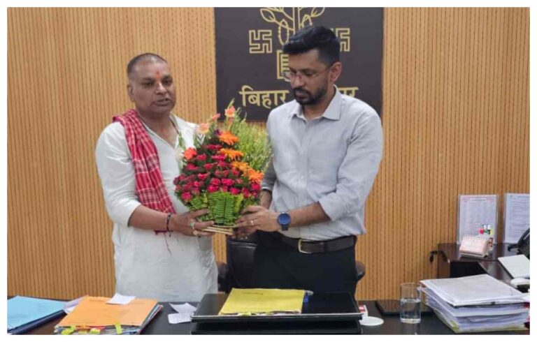 मुजफ्फरपुर: जदयू(Jdu) नेता ने डीएम से की मुलाकात, राशन कार्ड की समस्याओं पर सौंपा ज्ञापन