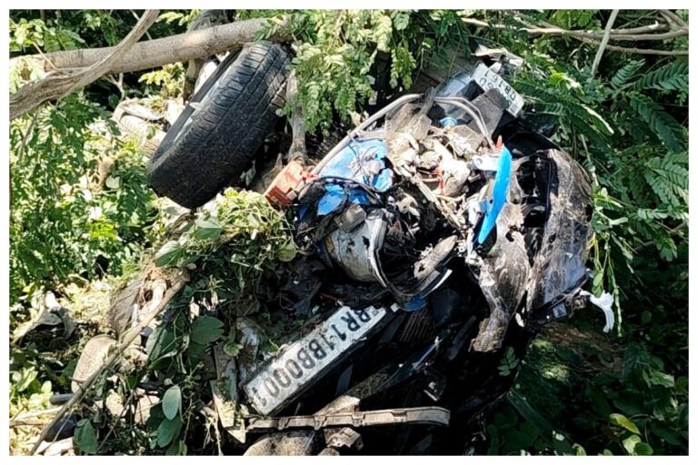 भीषण सड़क हादसा: तेज रफ्तार फॉर्च्यूनर ने स्कूटी को मारी टक्कर, बैंक कर्मी दो युवतियों की दर्दनाक मौत