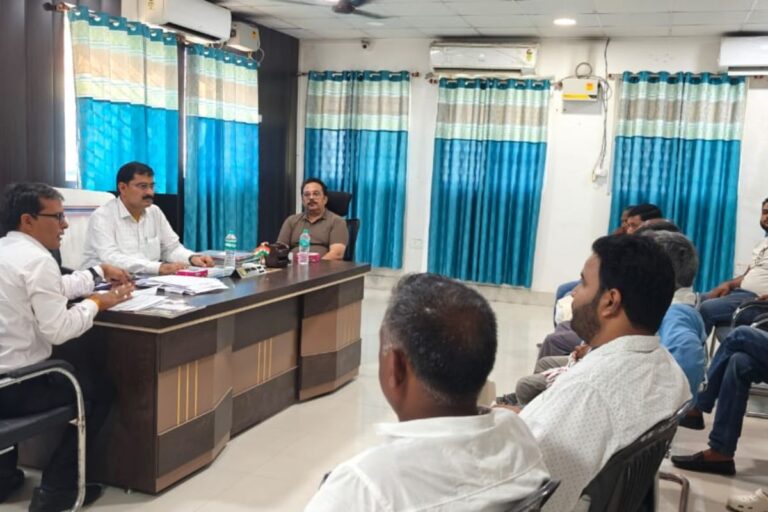 गढ़वा में SIR को लेकर बैठक, SDO ने राजनीतिक दलों से की सहयोग की अपील  
