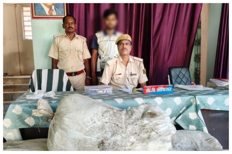 बागमती नदी के रास्ते नेपाल से शराब तस्करी नाकाम, 972 बोतल विदेशी शराब के साथ तस्कर गिरफ्तार