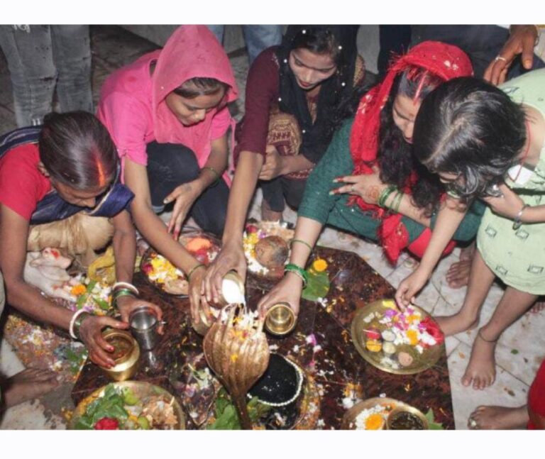 शोभ नाथ मंदिर में श्रद्धालुओं का लगा तांता, सोमवार को लेकर हुआ विशेष आयोजन