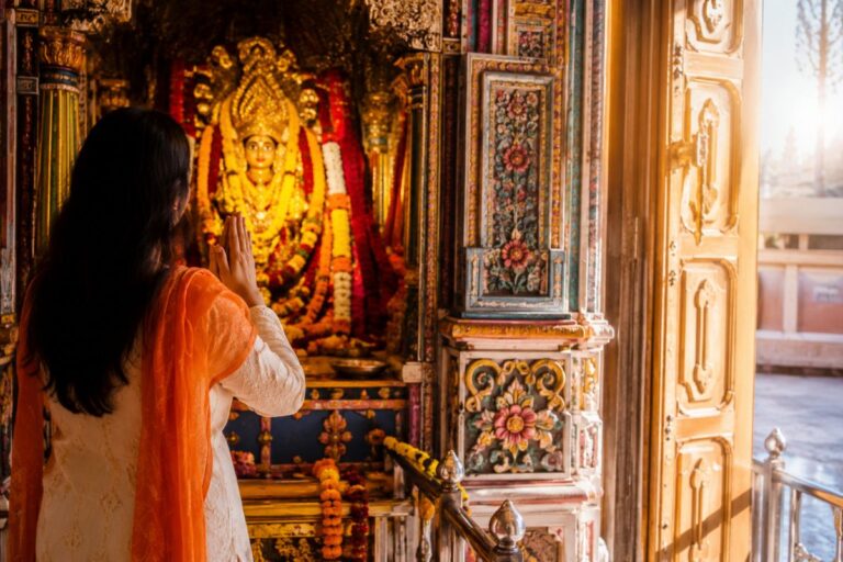 क्यों मंदिर से बाहर निकलते समय पीठ भगवान की तरफ नहीं की जाती है? जानिए इसके पीछे की मान्यता