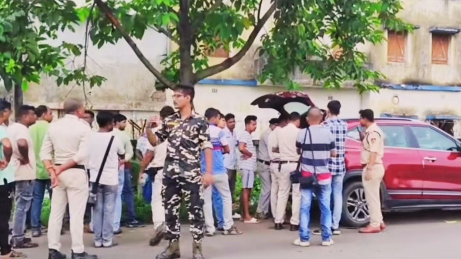 कार में नोटों से भरा बक्सा मिलने की खबर सुनकर देखने पहुंचे स्थानीय लोग.