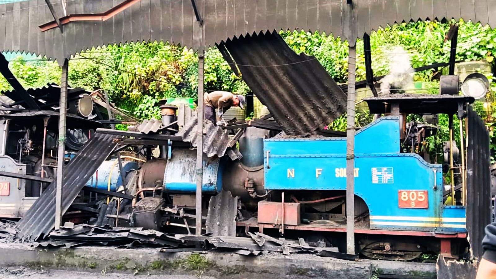 दार्जिलिंग हिमालयन रेलवे के ट्रेन के इंजन पर गिरा लोको शेड का मलबा.