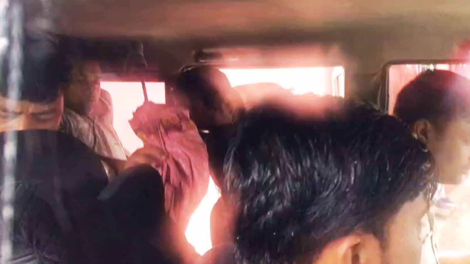 पुलिस की कार में बैठे जामताड़ा गैंग के साइबर क्रिमिनल्स. फोटो : प्रभात खबर