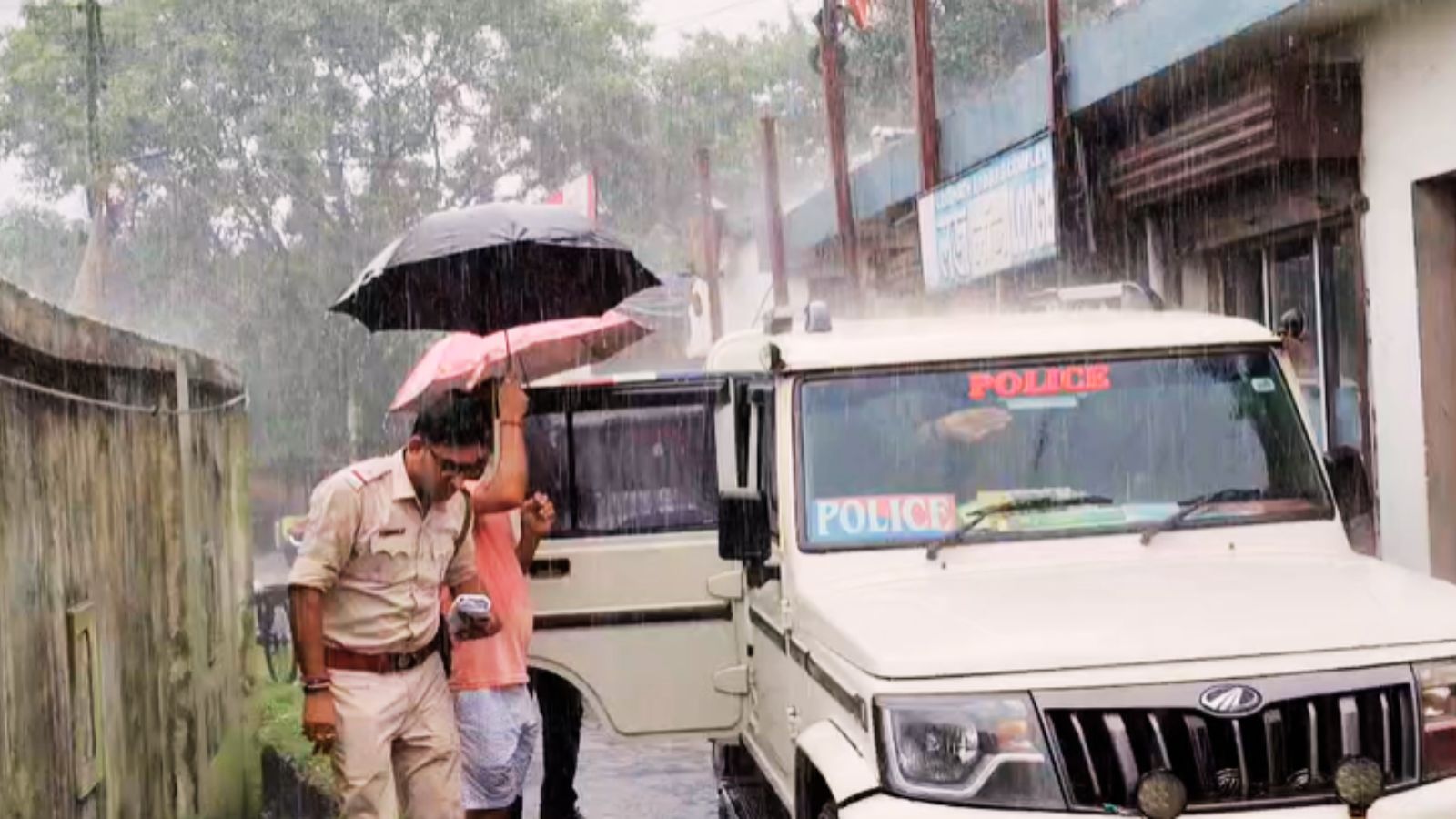भारी बारिश के बीच साइबर क्रिमिनल्स को पुलिस ने किया गिरफ्तार. फोटो : प्रभात खबर