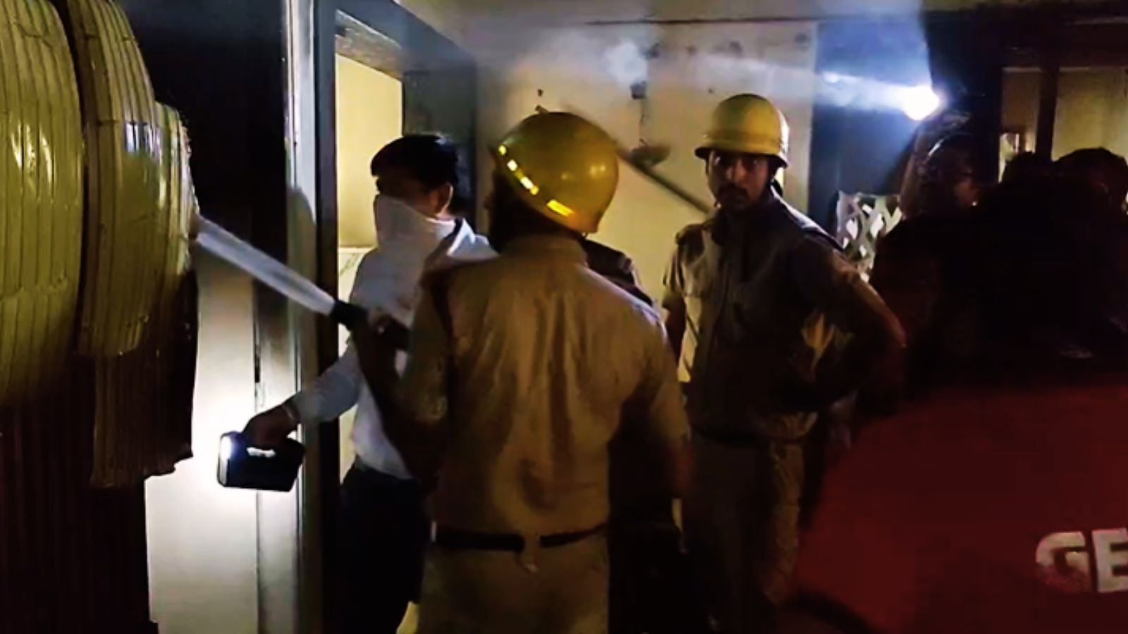 आसनसोल फ्लैट में आग: बच्चे संग भागी महिला, मची अफरा-तफरी