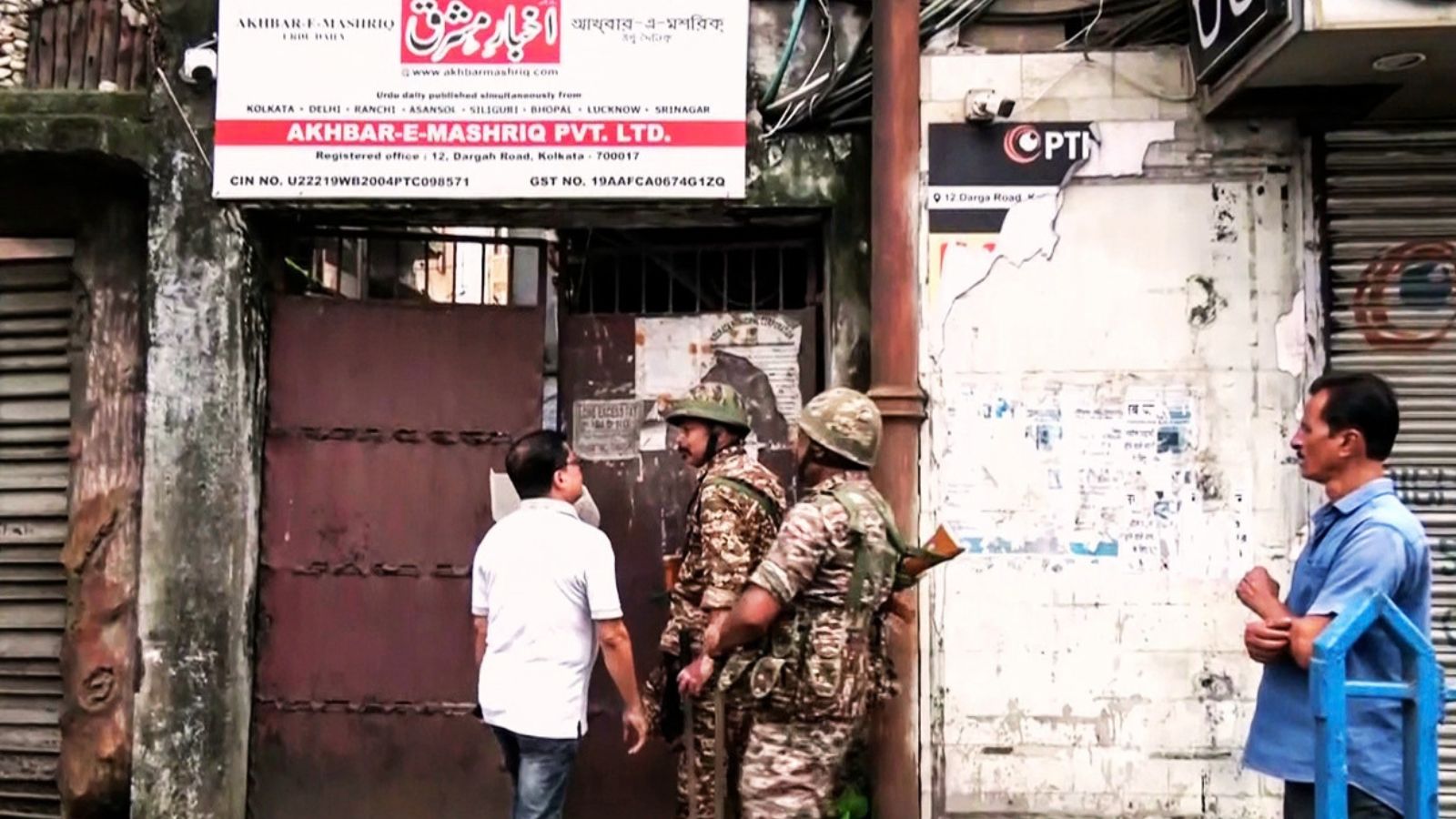 कोलकाता में नदीमुल हक के अखबार के दफ्तर के बाहर तैनात सुरक्षाकर्मी.
