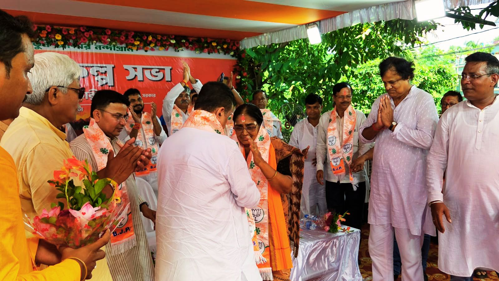 भाजपा उम्मीदवार हसीरानी रथ का अभिवादन करते शुभेंदु अधिकारी.