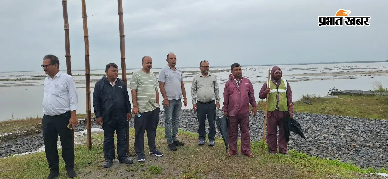 फोटो कैप्शन - माइकिंग करते एपीएफ के जवान और तटबंध पर निरीक्षण करते एसडीएम और अन्य पदाधिकारी | Prabhat Khabar Network