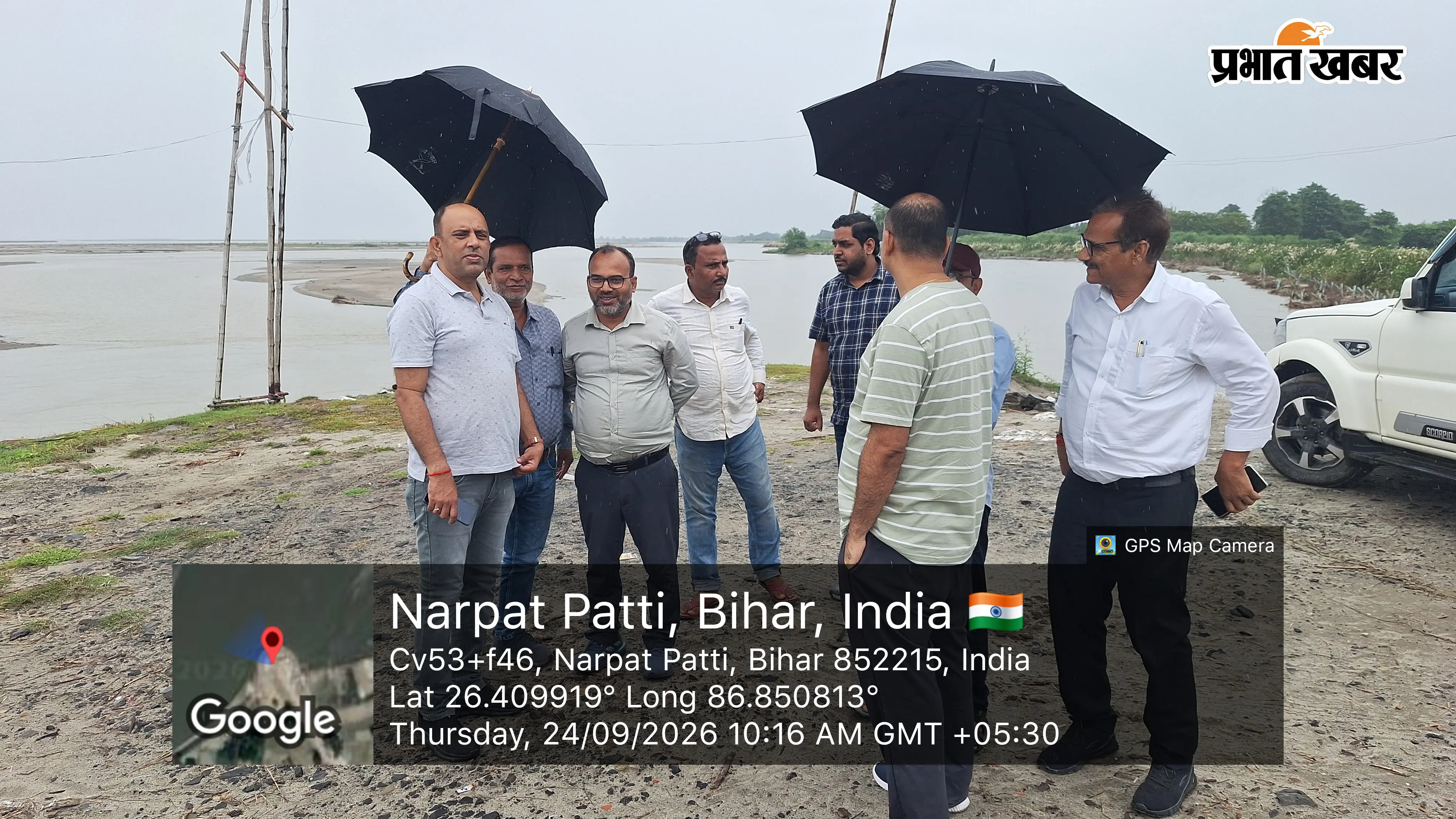फोटो कैप्शन - माइकिंग करते एपीएफ के जवान और तटबंध पर निरीक्षण करते एसडीएम और अन्य पदाधिकारी | Prabhat Khabar Network