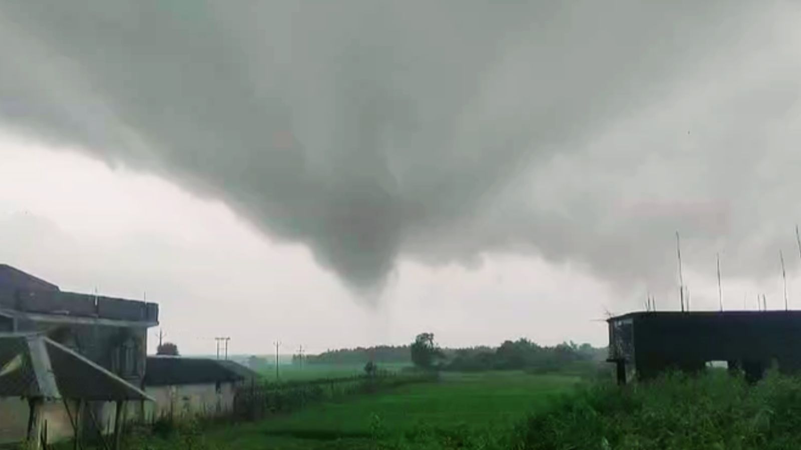 तेज हवाओं के बाद आसमान में ऐसा दिखा नजारा.