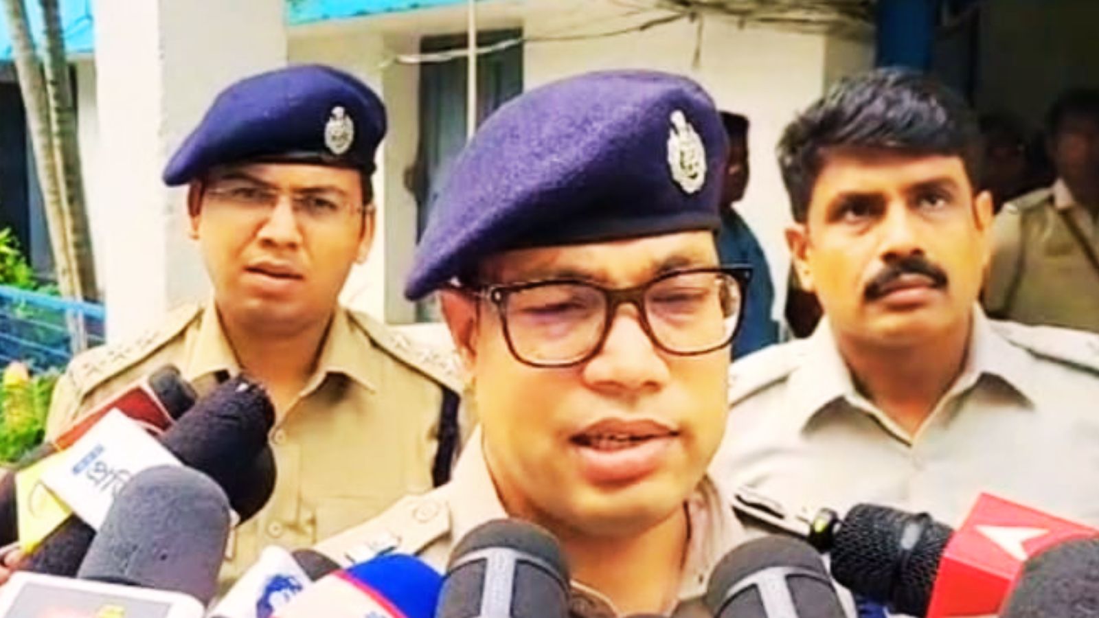 पत्रकारों से बात करते बीरभूम के एसपी. फोटो : प्रभात खबर