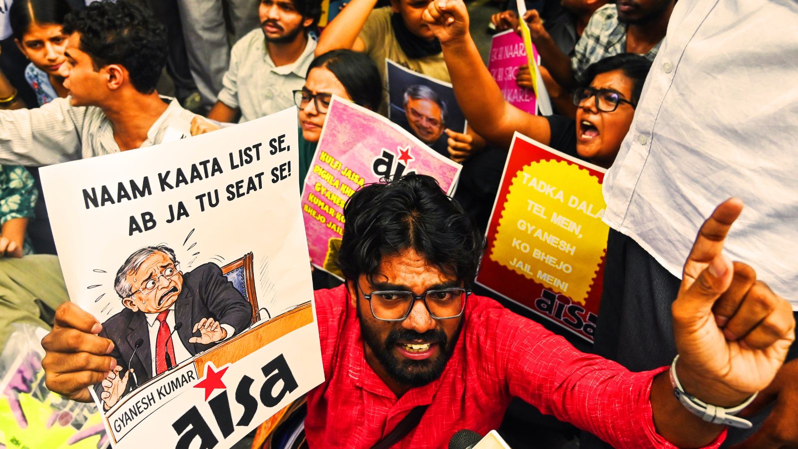 नयी दिल्ली में ज्ञानेश कुमार के इस्तीफे की मांग पर प्रदर्शन करते आइसा के कार्यकर्ता. फोटो : एएनआई