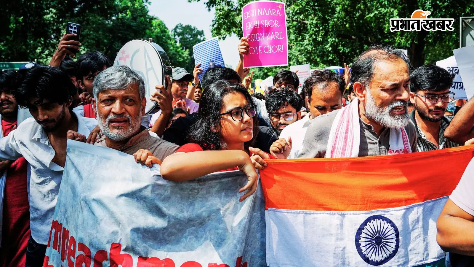 एसआईआर और ज्ञानेश कुमार के खिलाफ दिल्ली के जंतर-मंतर पर शुक्रवार को प्रदर्शन करतीं नेहा बोरा. साथ में योगेंद्र यादव भी. फोटो : एएनआई.