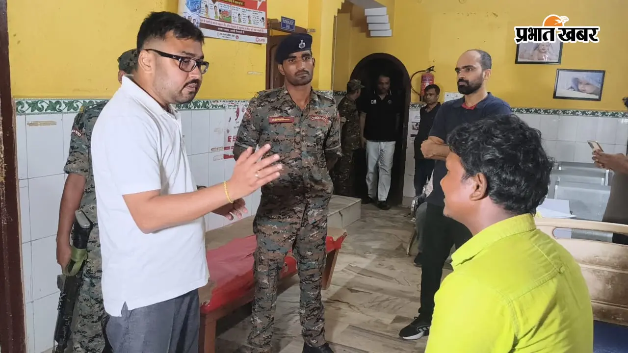 फोटो निजी क्लीनिक में छापेमारी करते एसडीओ बीडीओ, सीओ व अन्य   फोटो निजी क्लीनिक के बाहर खड़ी पुलिस | Prabhat Khabar Network