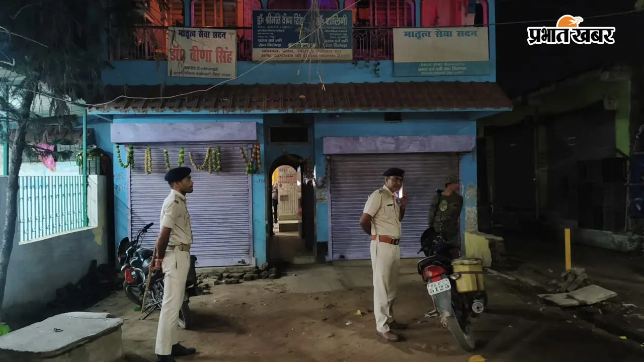 फोटो निजी क्लीनिक में छापेमारी करते एसडीओ बीडीओ, सीओ व अन्य   फोटो निजी क्लीनिक के बाहर खड़ी पुलिस | Prabhat Khabar Network