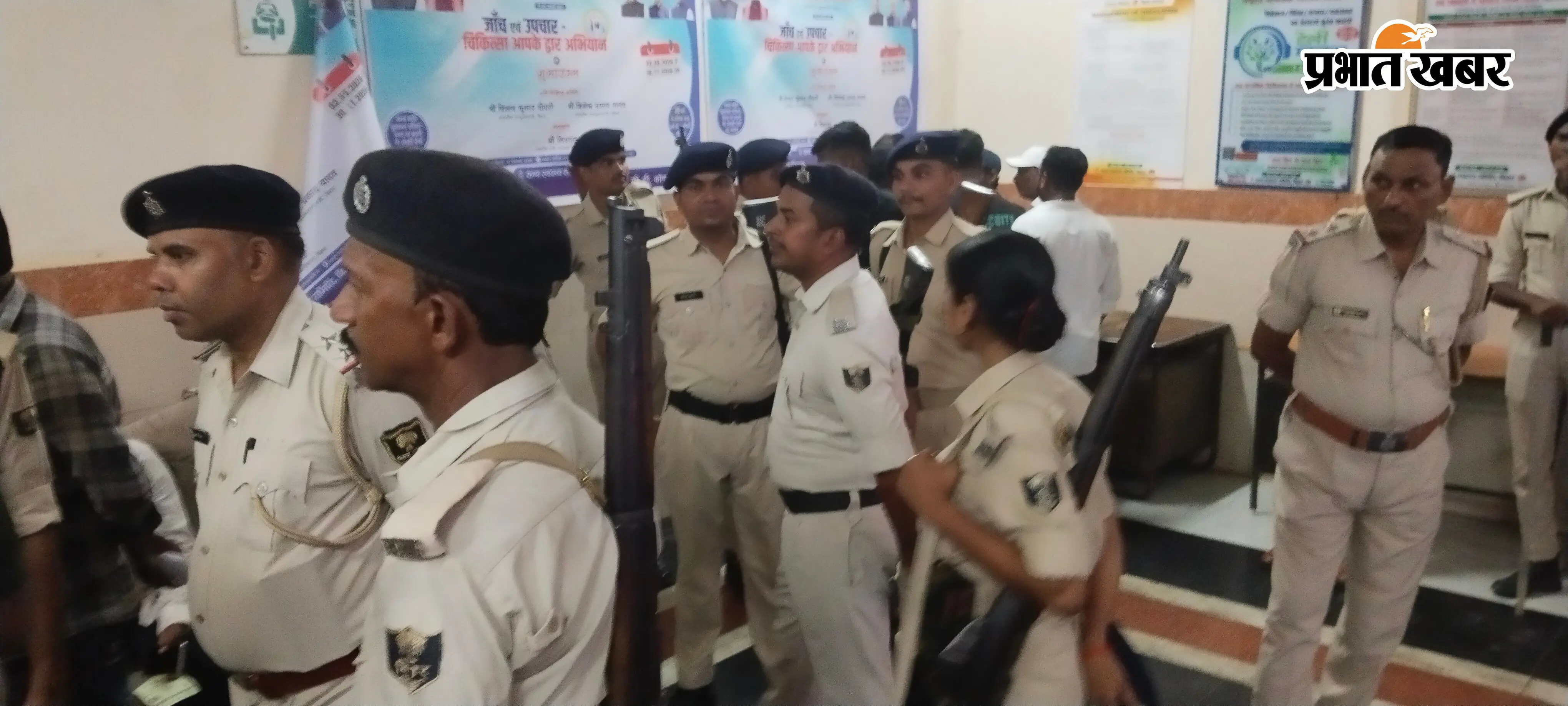 फोटो. सदर अस्पताल में मौजूद परिजनों व लोगों की भीड़, मौजूद पुलिस पदाधिकारी | Prabhat Khabar Network