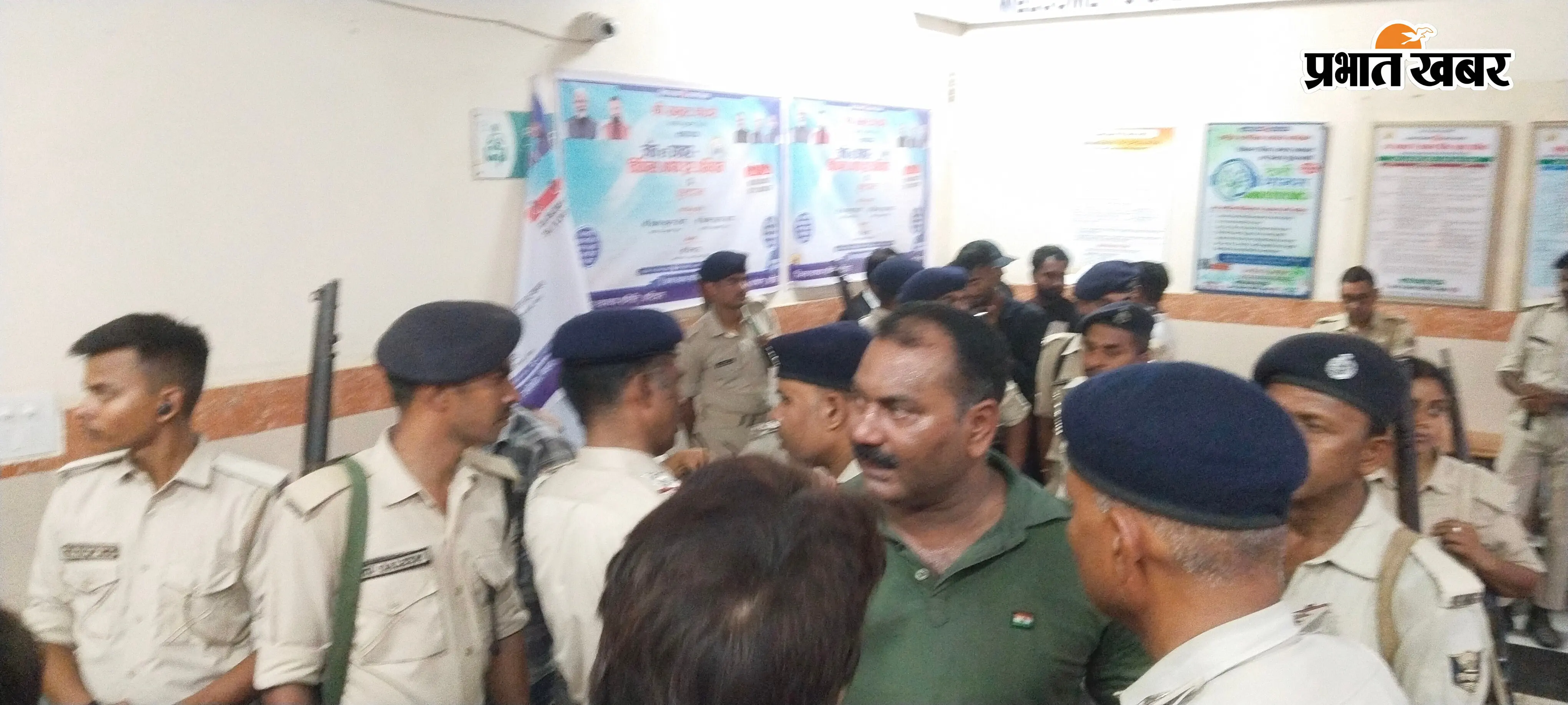 फोटो. सदर अस्पताल में मौजूद परिजनों व लोगों की भीड़, मौजूद पुलिस पदाधिकारी | Prabhat Khabar Network