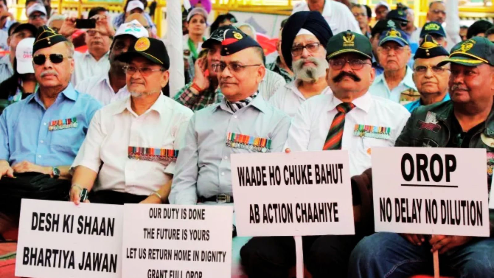 वन रैंक वन पेंशन की मांग करते हुए धरना पर बैठे सेना के रिटायर्ड जवान और अधिकारी. फाइल फोटो