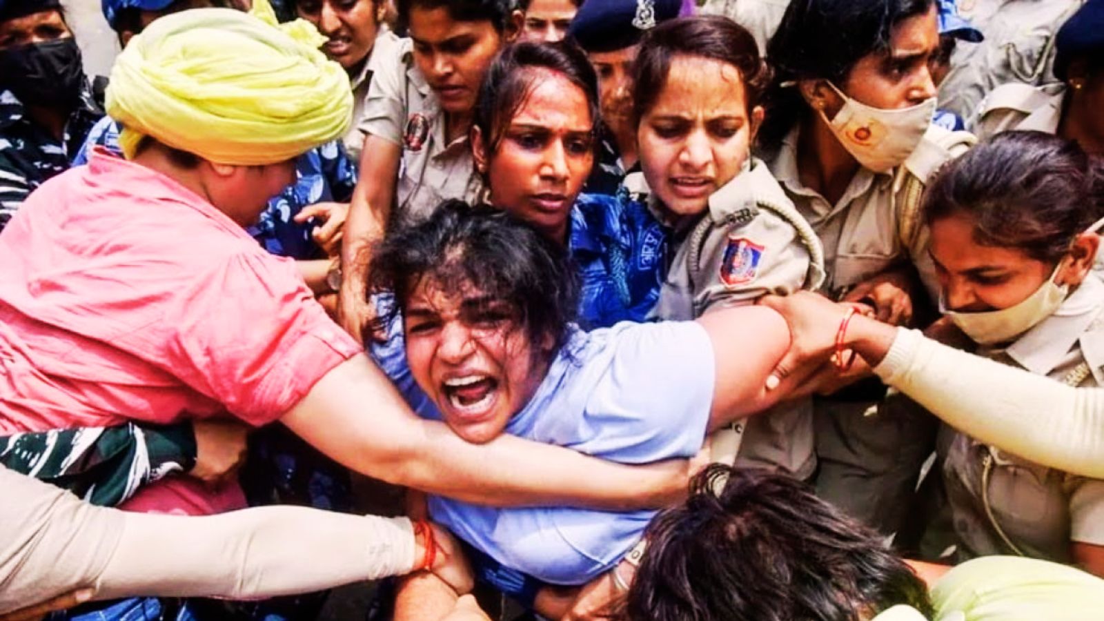 बृजभूषण के खिलाफ आंदोलन के दौरान पहलवानों को गिरफ्तार करती पुलिस.