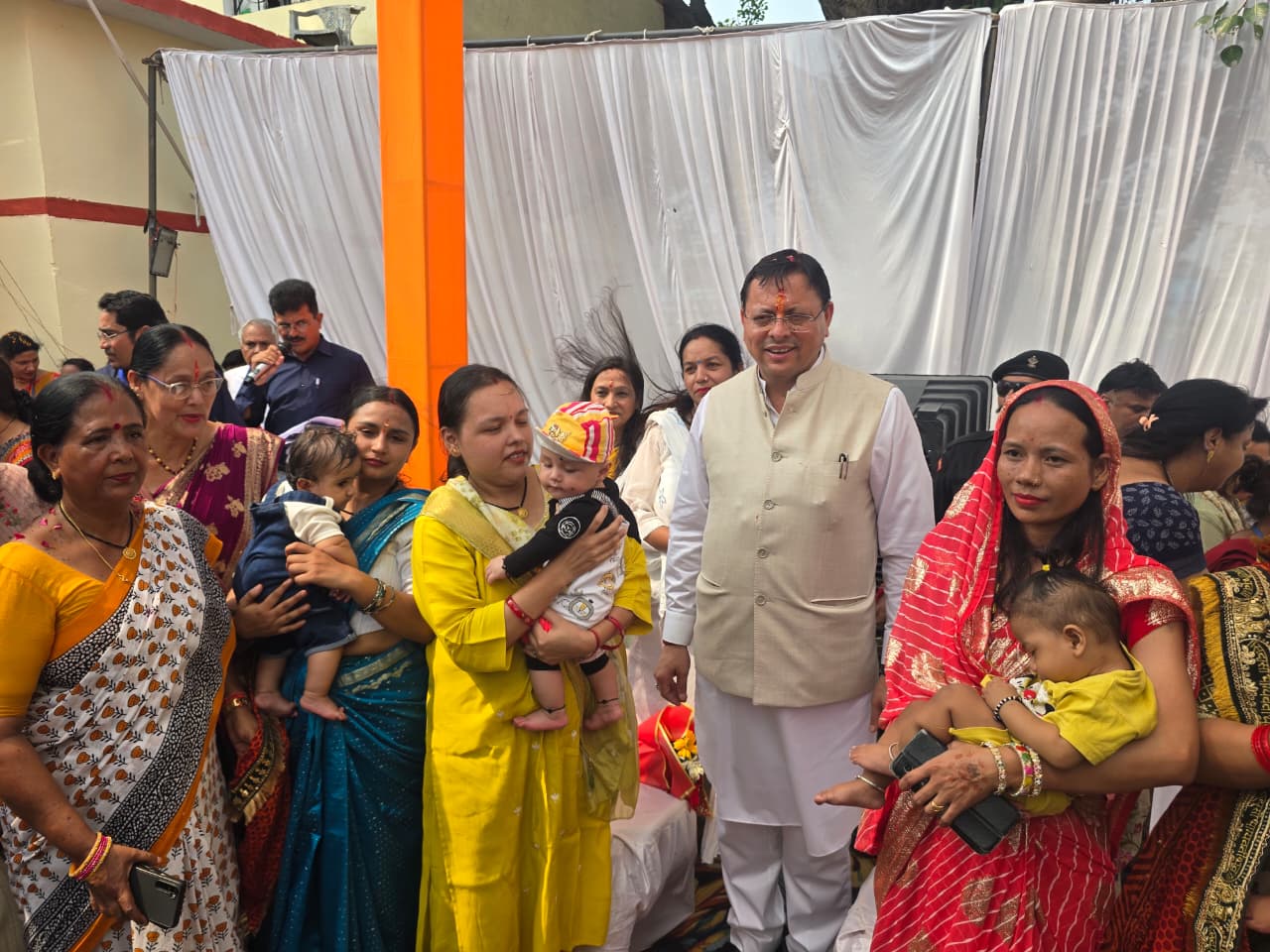 महिलाओं से मिलते हुए सीएम धामी, फोटो प्रभात खबर