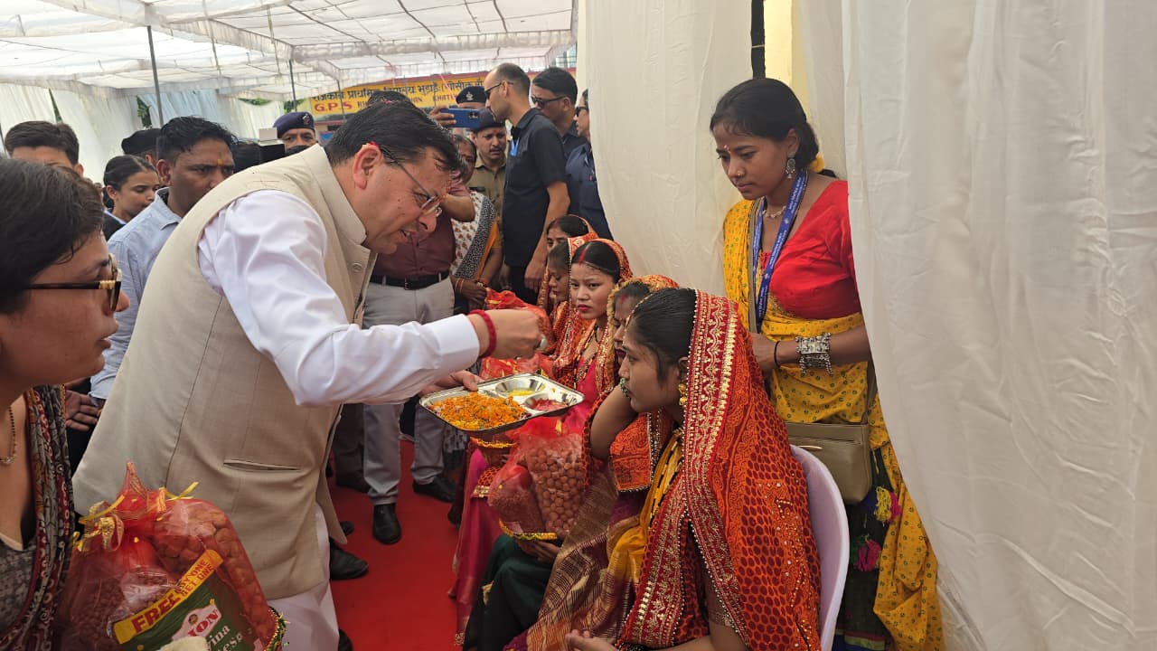 महिलाओं के बीच सीएम धामी, फोटो प्रभात खबर