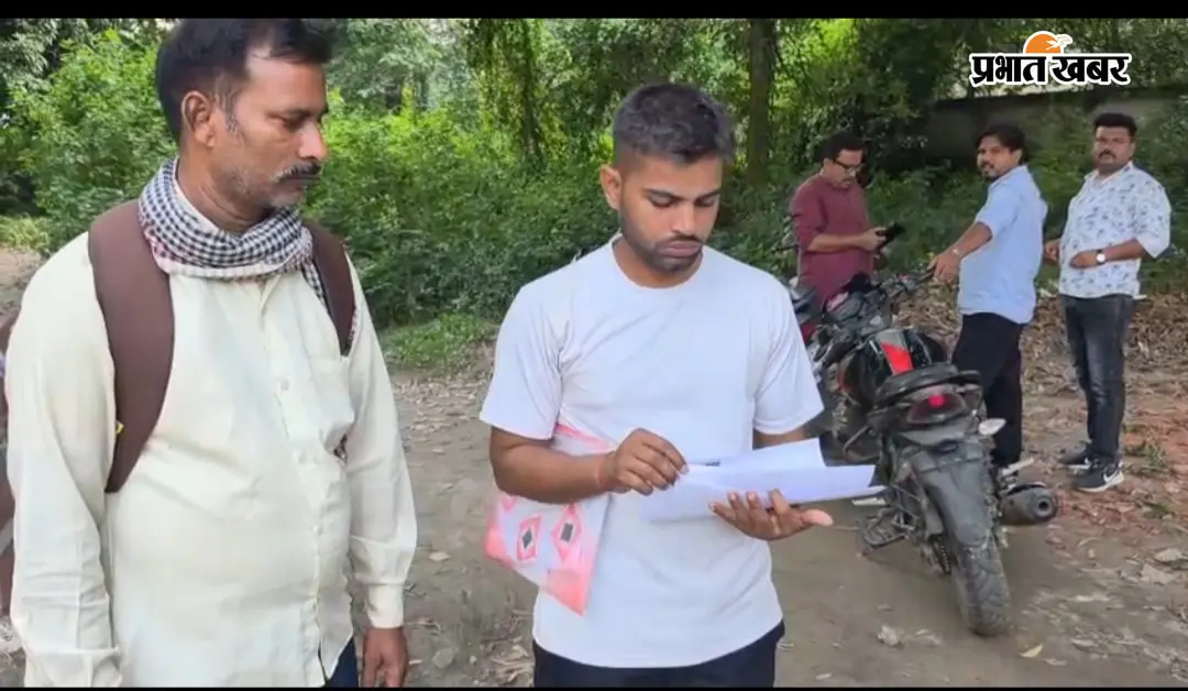 फोटो कैप्शन- परेशान पति आवेदन के साथ | Prabhat Khabar Network