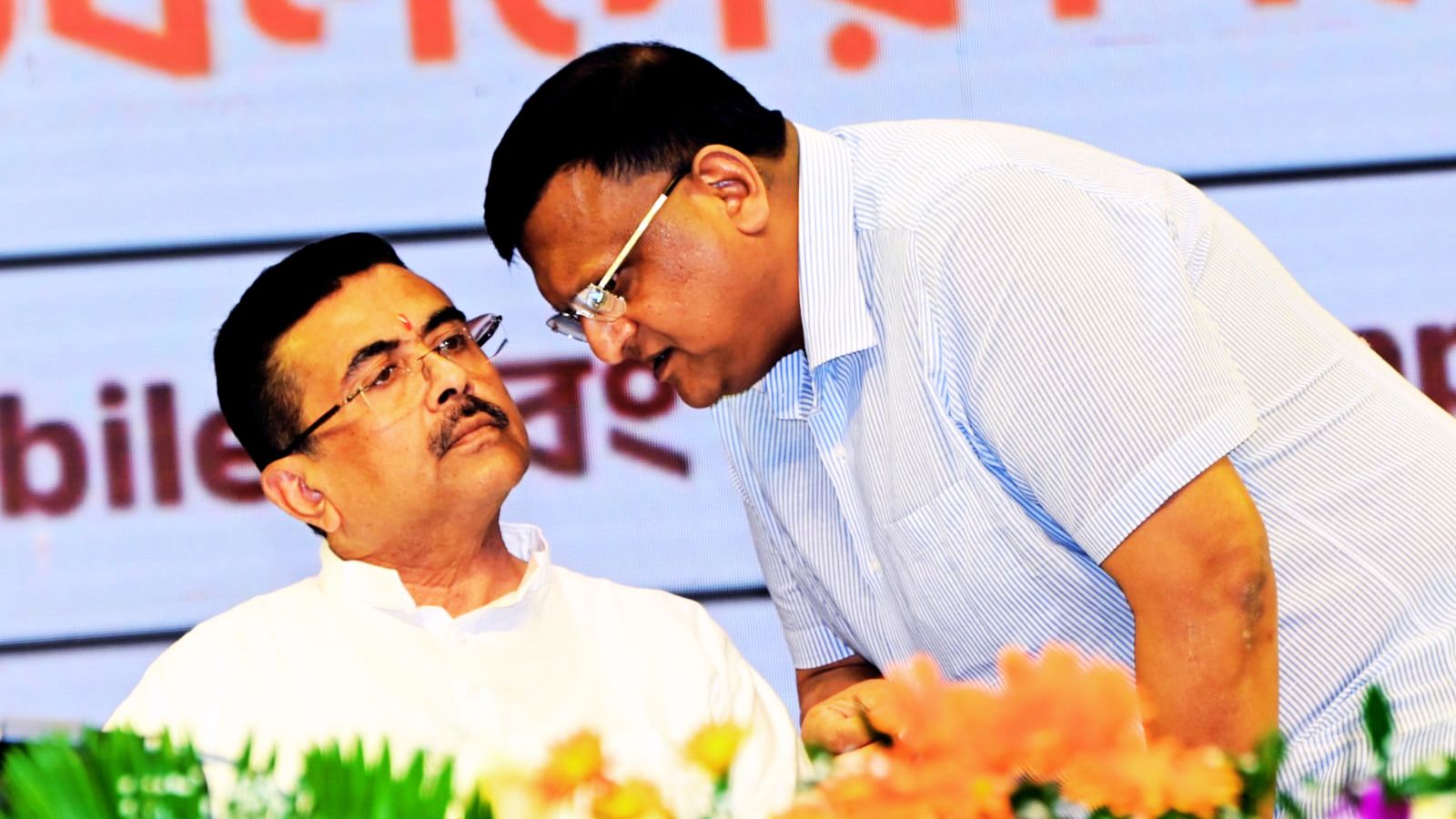 मुख्यमंत्री शुभेंदु अधिकारी के साथ बंगाल के चीफ सेक्रेटरी मनोज कुमार अग्रवाल. फोटो : प्रभात खबर