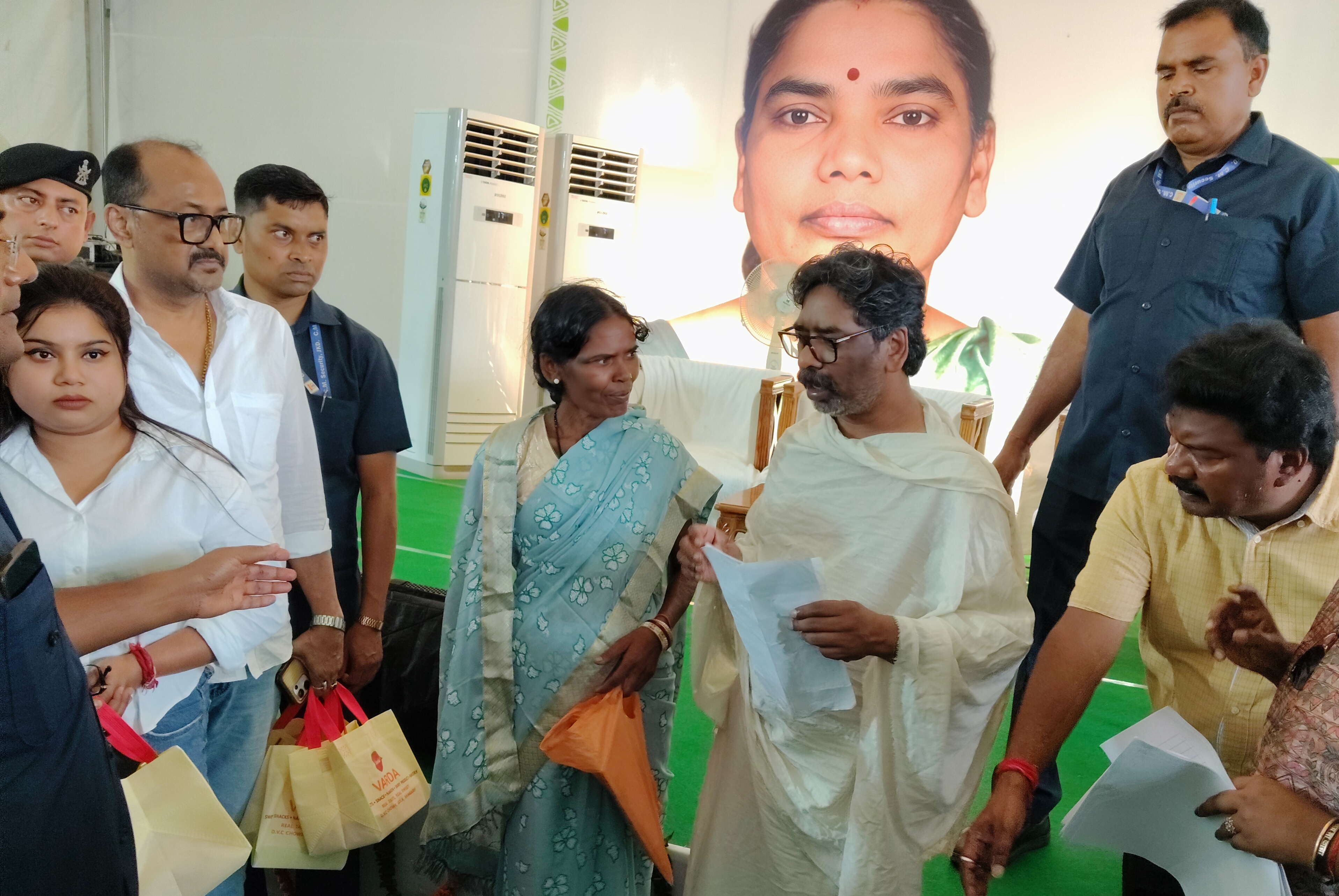 शोक के बीच जनता के लिए खड़े दिखे CM हेमंत सोरेन: नेमरा में उमड़ी भीड़, सुनी  समस्याएं