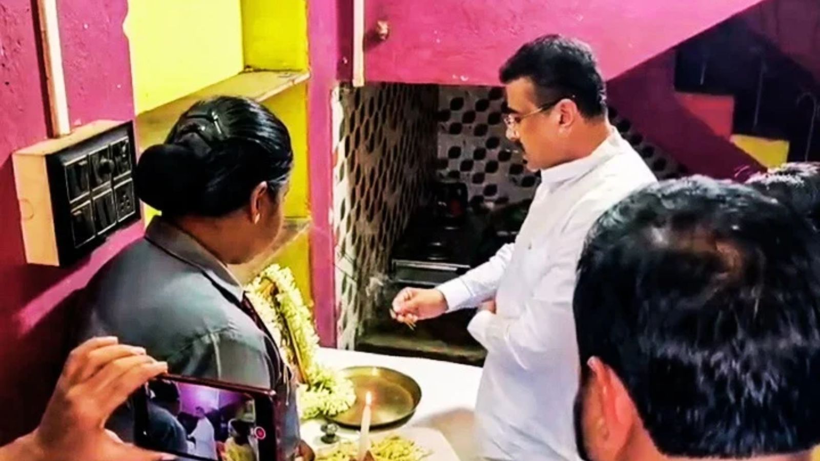 चोरबागान भगदड़ में मृत व्यक्ति के घर पहुंचे सीएम शुभेंदु अधिकारी. दी श्रद्धांजलि. फोटो : एएनआई