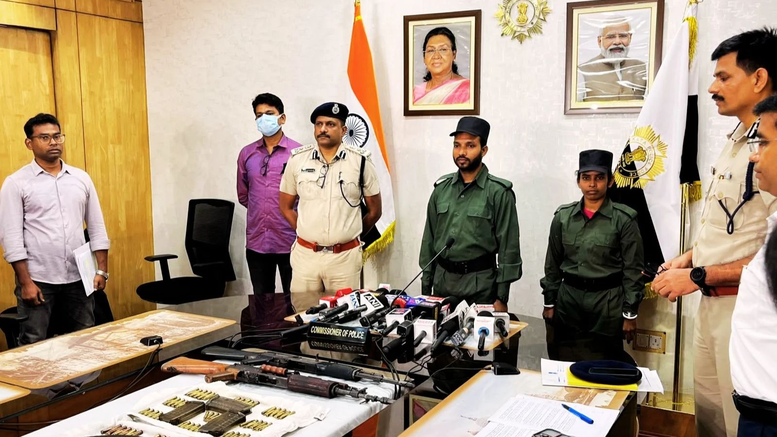 कोलकाता पुलिस मुख्यालय में सरेंडर करने के बाद पुलिसकर्मियों के साथ नक्सली दंपती मंगल-मालती. फोटो : प्रभात खबर