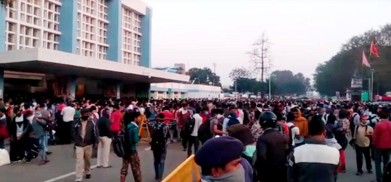 Jharkhand Lockdown : खूंटी में पुलिस ने जबरन बंद करायी दुकानें, लोगों को घरों में भेजा