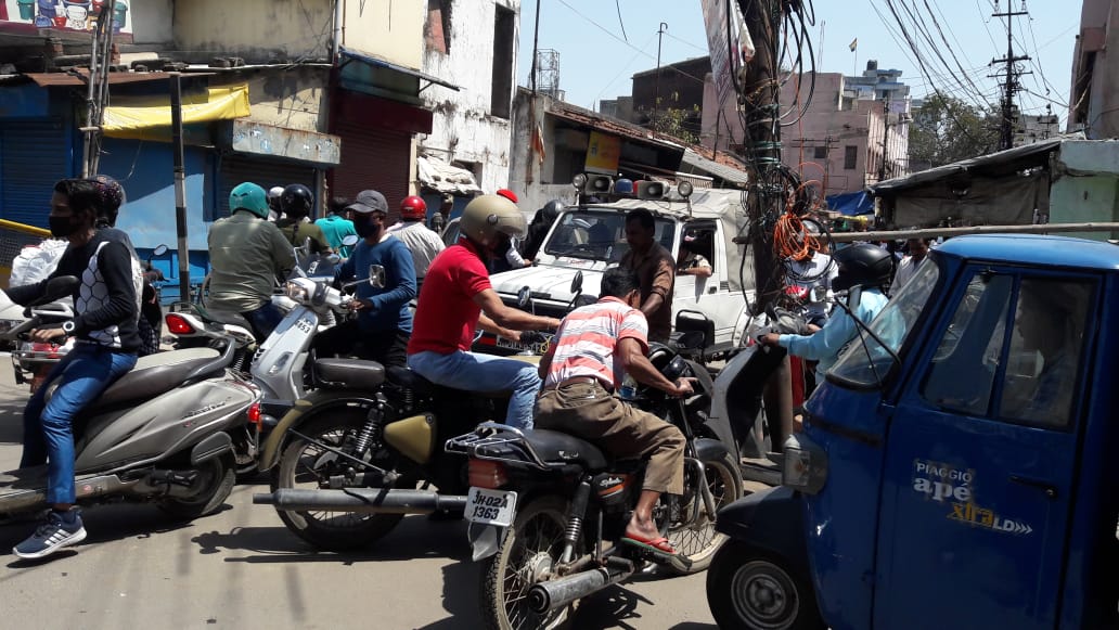 Jharkhand Lockdown : खूंटी में पुलिस ने जबरन बंद करायी दुकानें, लोगों को घरों में भेजा