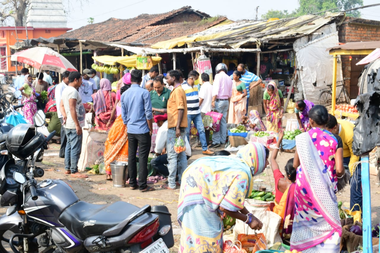 Jharkhand Lockdown : खूंटी में पुलिस ने जबरन बंद करायी दुकानें, लोगों को घरों में भेजा