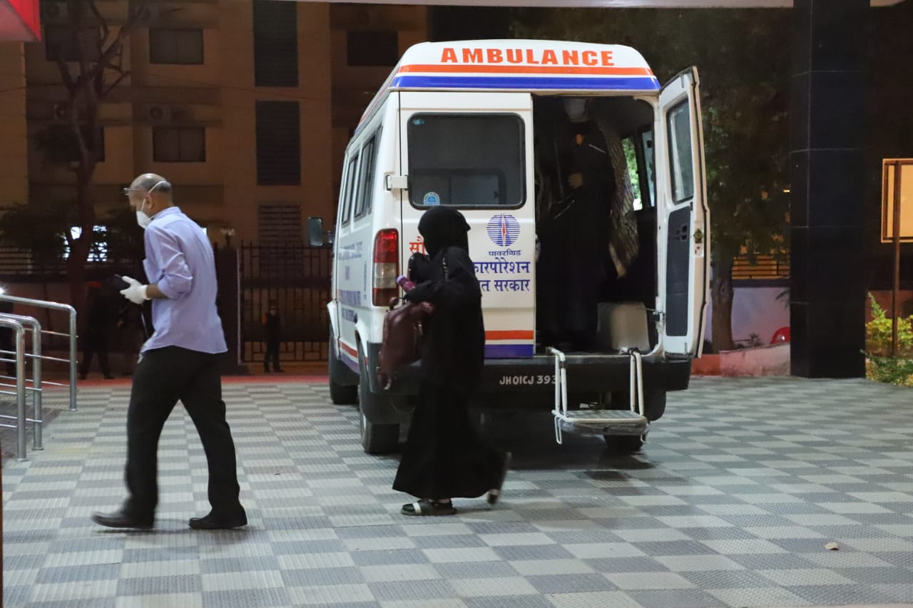 Coronavirus Outbreak Live Update :
कोरोना पोजेटिव महिला के ट्रामा सेंटर आने से पहले क्रिटिकल केयर में भर्ती गंभीर मरीजों को दूसरी जगह कर दिया गया शिफ्ट 
