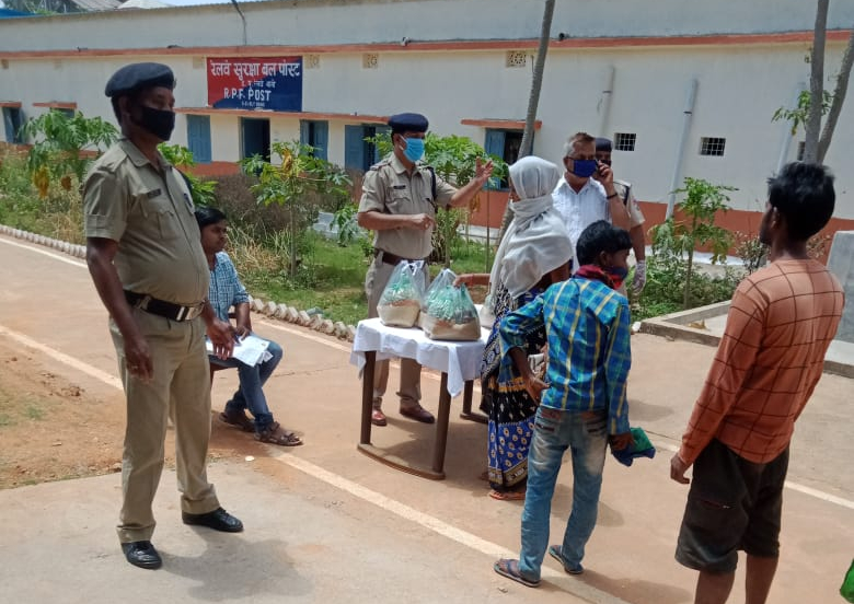 Coronavirus Lockdown Jharkhand LIVE : मालगाड़ी में छुपकर जा रहे थे मजदूर, पलामू में रेलवे अधिकारियों ने उतारा