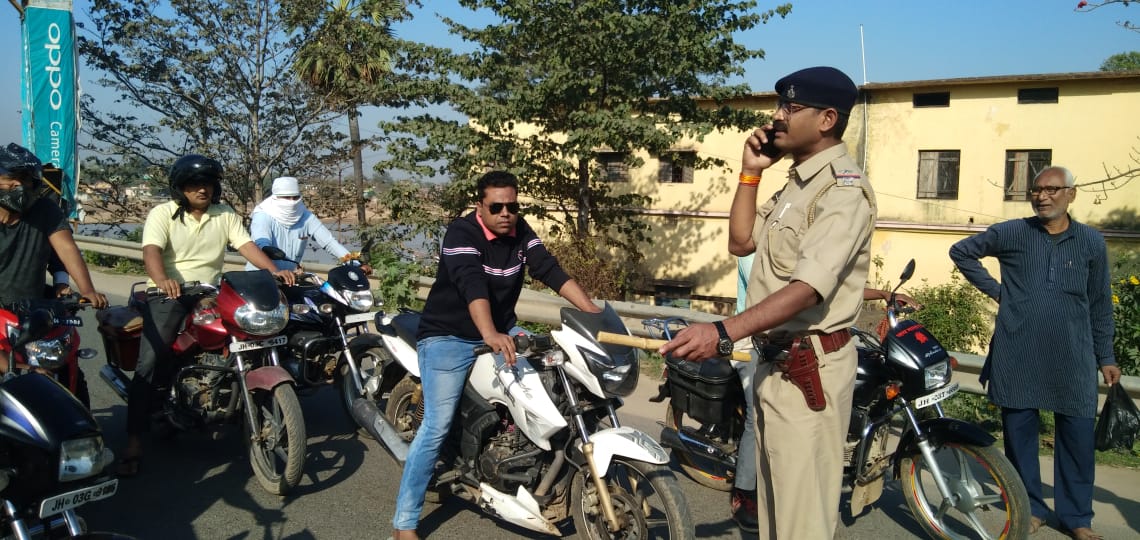 Jharkhand Lockdown : खूंटी में पुलिस ने जबरन बंद करायी दुकानें, लोगों को घरों में भेजा