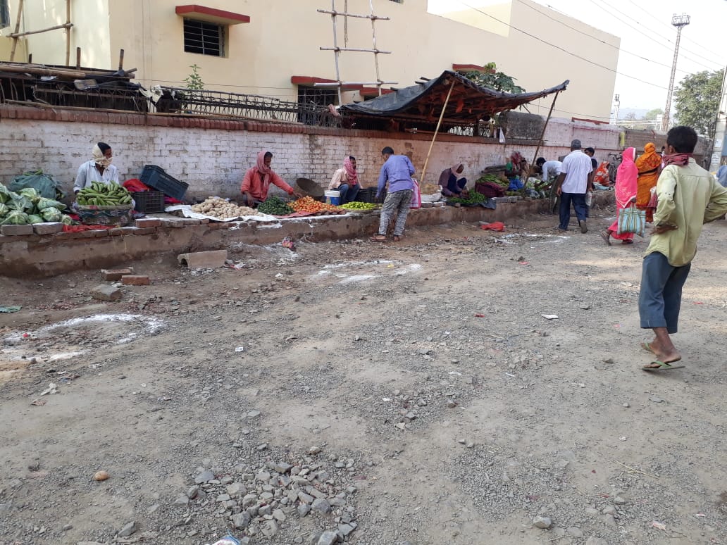 Coronavirus Lockdown in Jharkhand : झुमरीतिलैया बाजार में छापेमारी, आलू दबाकर रखने वाला व्यापारी गिरफ्तार