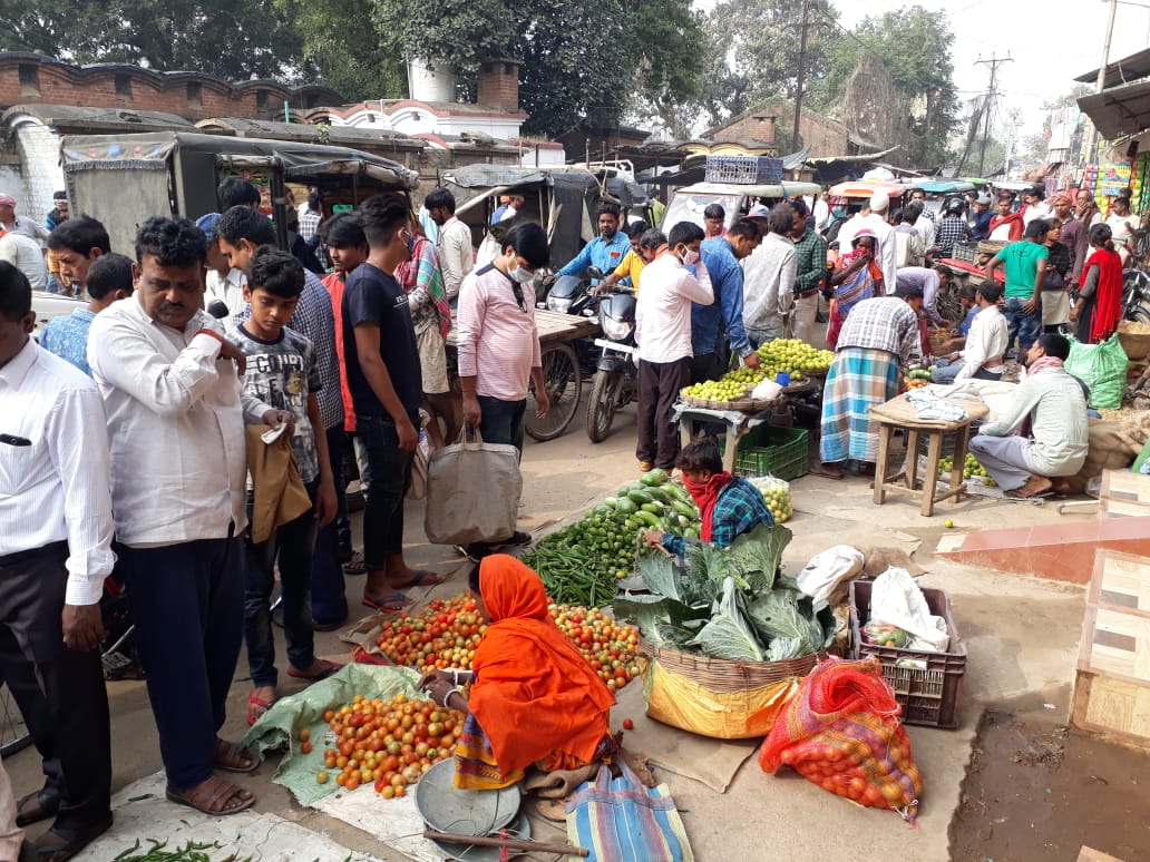 Jharkhand Lockdown : खूंटी में पुलिस ने जबरन बंद करायी दुकानें, लोगों को घरों में भेजा